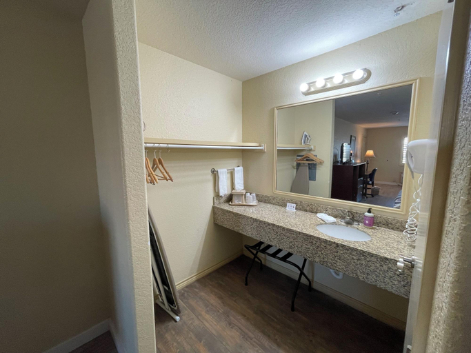Bathroom 5, Kenedy Inn & Suites, Karnes