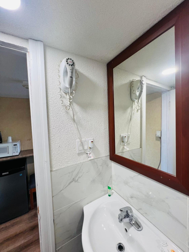 Bathroom 3, Bestway Motel, Essex