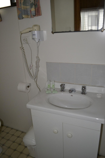 Room 3, Portland Holiday Village, Glenelg - Portland