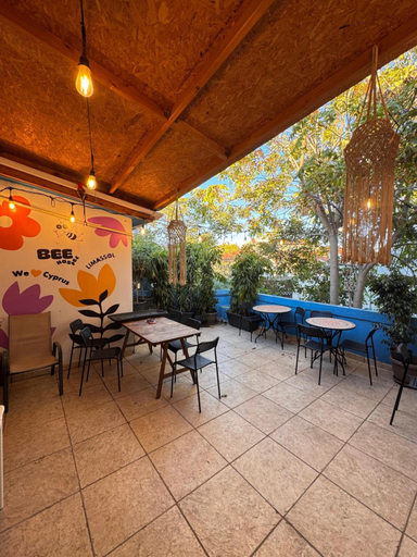 Food & Drinks, Bee Hostel