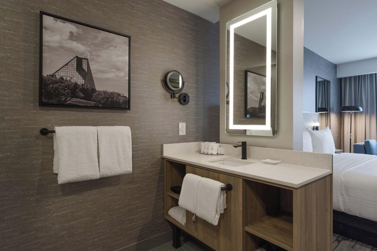 Room 5, Sandman Signature Winnipeg Airport Hotel & Suite, Division No. 11