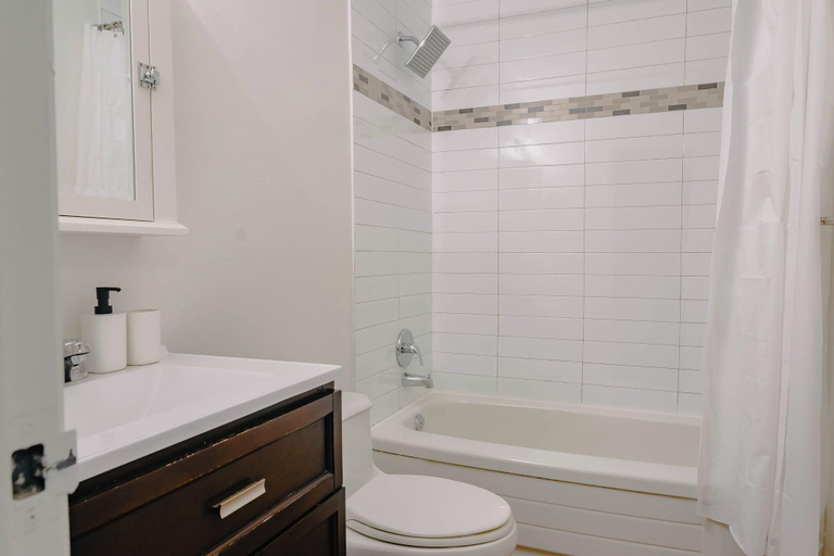 Bathroom 3, Lum The Queen, Toronto