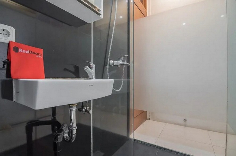 Bathroom 3, RedDoorz Plus near Parahyangan University, Bandung