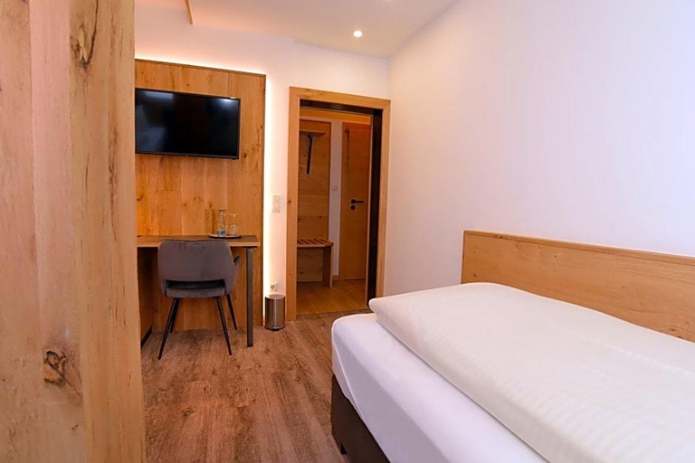 Room 3, Hotel Gasthof Krone, Roth