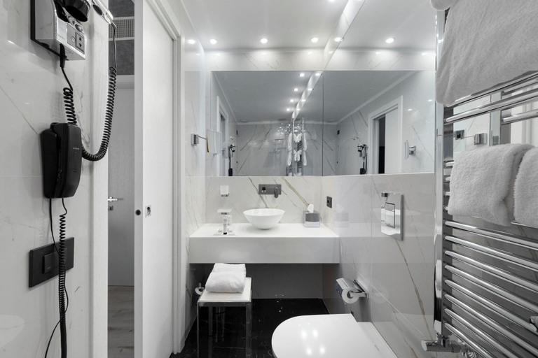 Bathroom 5, LHP River Club, Florence
