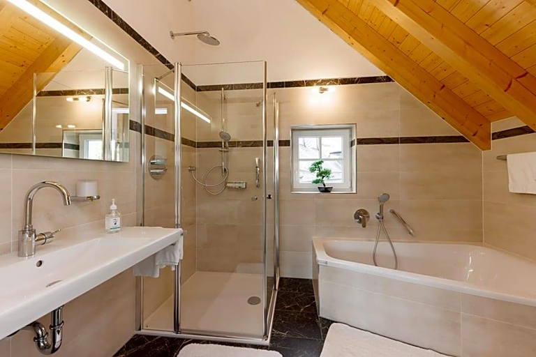 Bathroom, Lahntalhotel Feudingen, Siegen-Wittgenstein