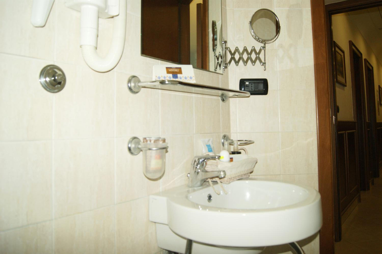 Bathroom 3, Hotel Elio, Napoli
