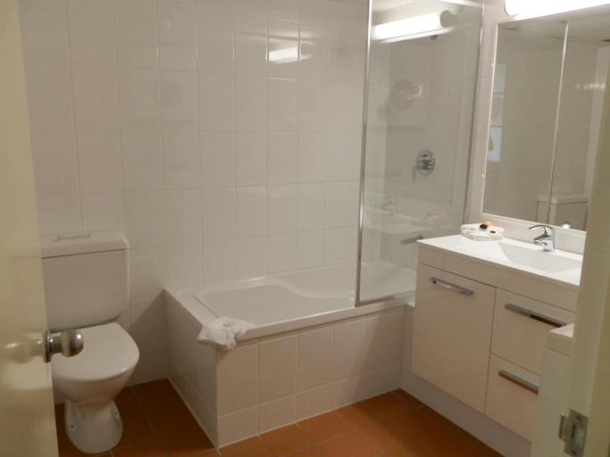 Bathroom 4, Chasely Apartment Hotel, Toowong