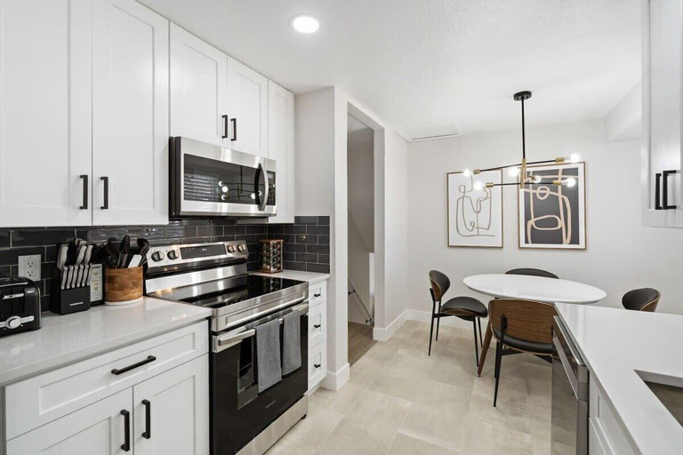 Room 4, @ Marbella - Modern 4-br Retreat Chef's Kitchen, Jefferson