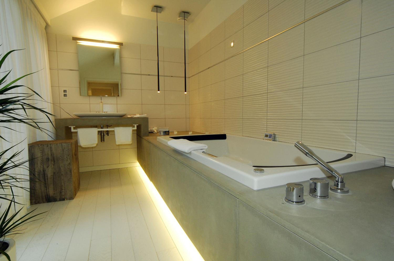 Bathroom 4, Hotel Saint Amour, Luxembourg