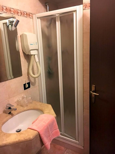 Bathroom 4, Albergo Valle D Oro, Bergamo