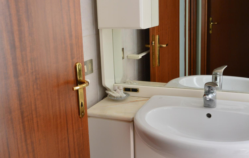 Bathroom 5, Albergo Escondido, Cremona