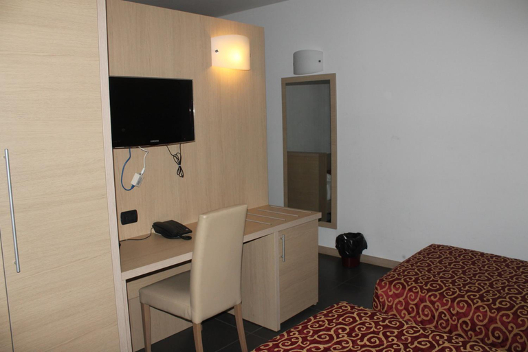 Bedroom 1, Hotel Eridano, Pavia