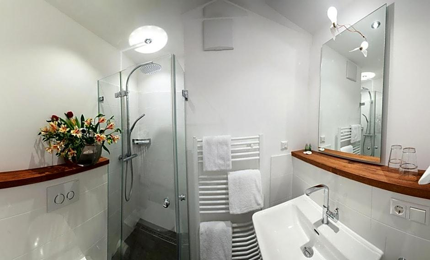 Bathroom 5, Hotel Engel Lindauer Bier Und Weinstube, Lindau (Bodensee)
