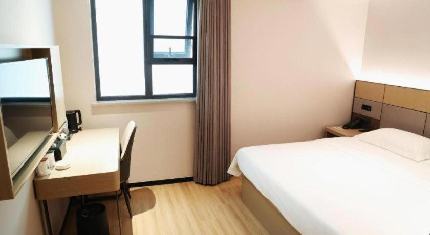 Bedroom 3, GreenTree Inn Suzhou Industrial Zone Yangcheng Lake Weiting Mong Kok Express Hotel, Suzhou