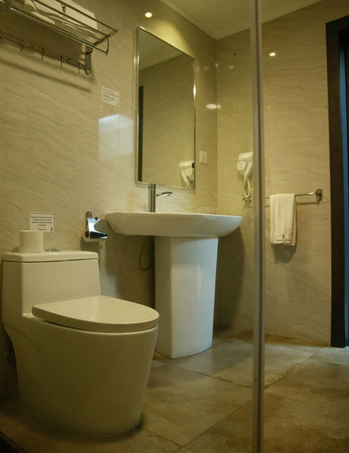 Bathroom 5, Kiriri Garden Hotel, Roherero
