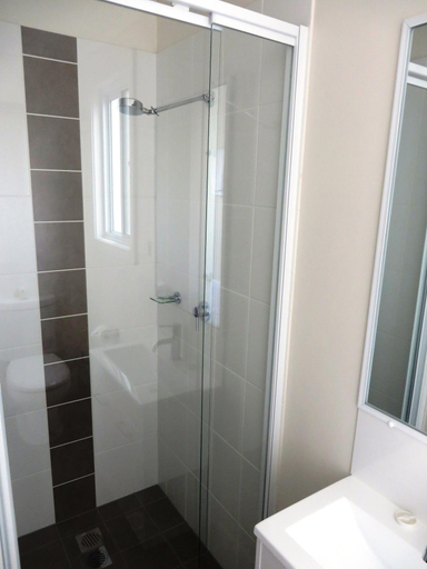 Bathroom 4, Yea Riverside Caravan Park, Murrindindi - West