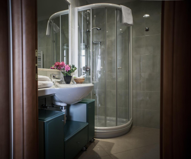 Bathroom 4, Lido Resort, Savona