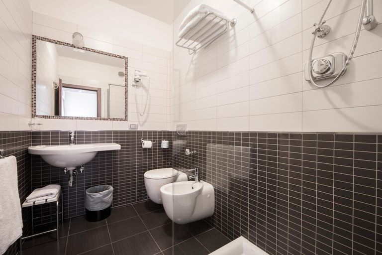 Bathroom 5, Hotel Alan, Bologna