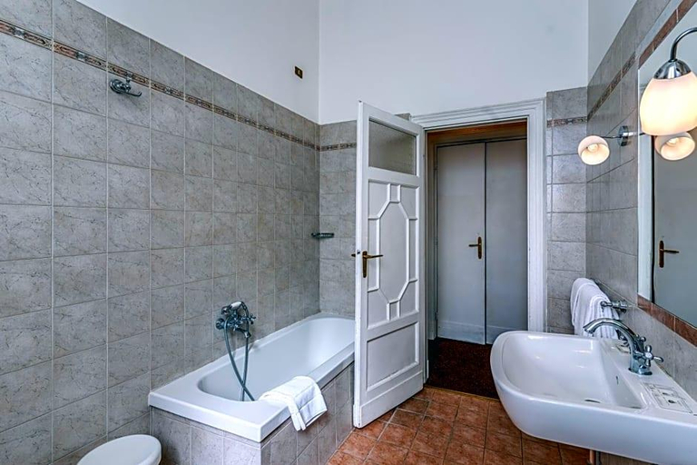Bathroom 1, Hotel Apollo, Milano