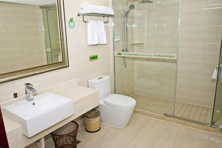 Bathroom 4, Vienna Hotel (Songbin Road Metro Station, Baoshan), Shanghai