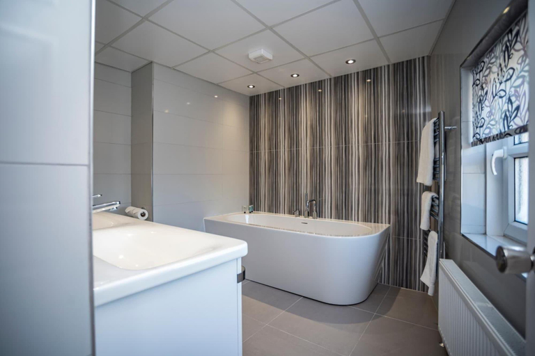 Bathroom 3, Borough Arms Hotel, Stoke-on-Trent