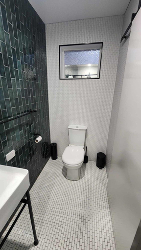 Bathroom 3, The Sherwood Hotel, Lismore - Pt A
