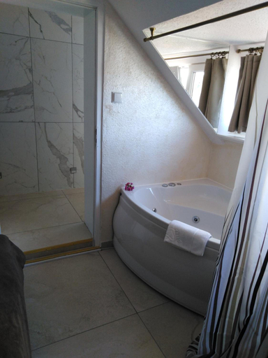 Bathroom 4, Dom Goscinny Bialy Dworek, Człuchów