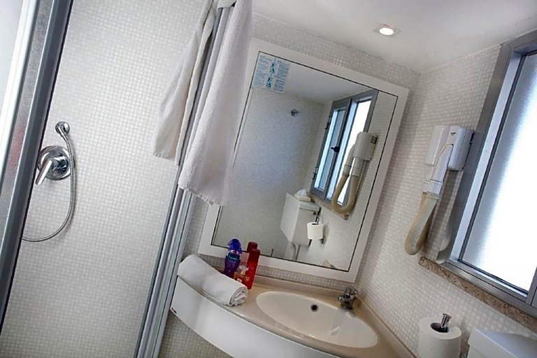 Bathroom 5, Hotel Croce Del Sud, Rimini