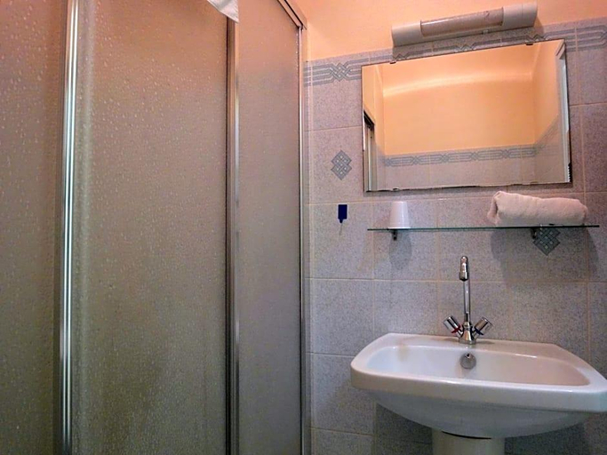 Bathroom 5, Hotel Restaurant La Grenouillv Re, Ille-et-Vilaine