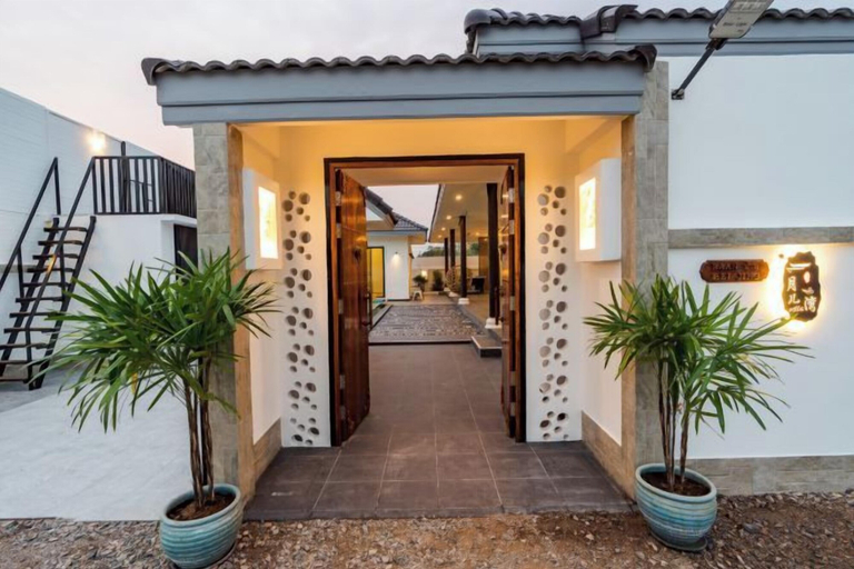 Exterior & Views