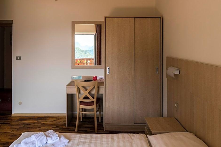 Bedroom 3, Hotel Lory Molveno Dolomiti, Trento