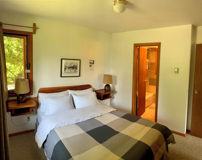 Room 2, Wing Creek Resort, Central Kootenay