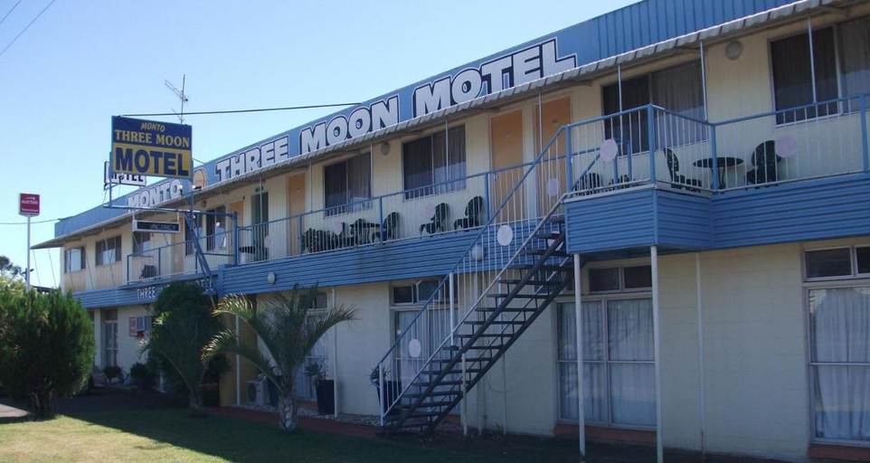 Exterior & Views 2, THREE MOON MOTEL, Monto