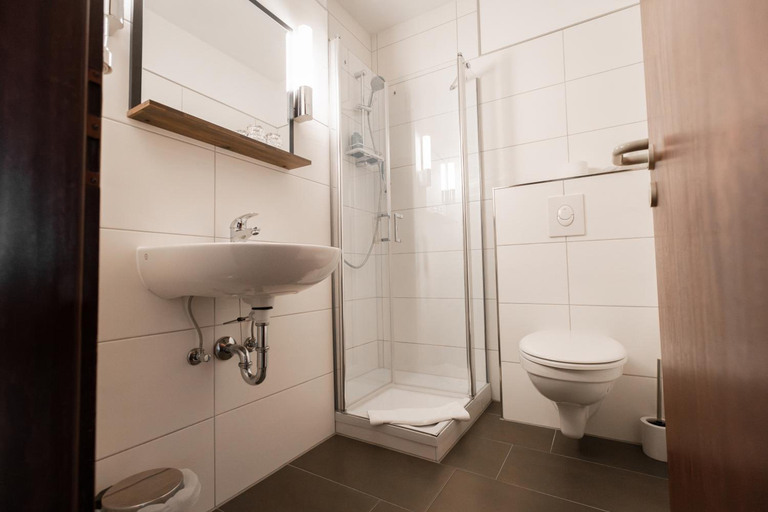 Bathroom 3, Hotel-restaurant Zum Schwalbennest, Vogelsbergkreis