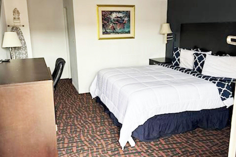 Room 2, Sky Palace Inn Suites Hutchinson, Reno