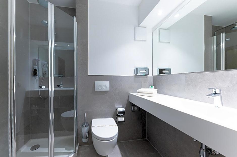 Bathroom 5, Hotel Im Park, Mettmann