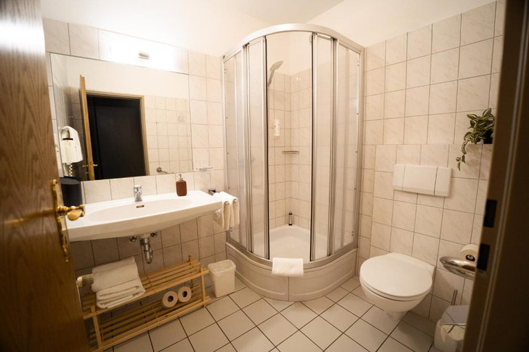 Bathroom 5, The Resting Place, Lippe