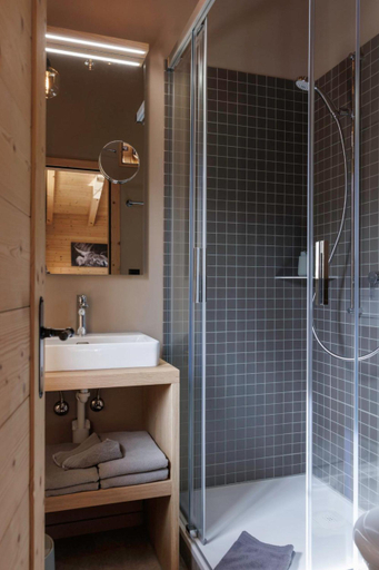 Bathroom 4, Hotel Restaurant Burgseeli, Interlaken
