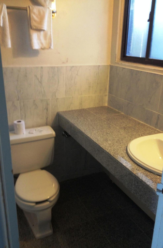 Bathroom 1, American Plaza Motel, Middlesex