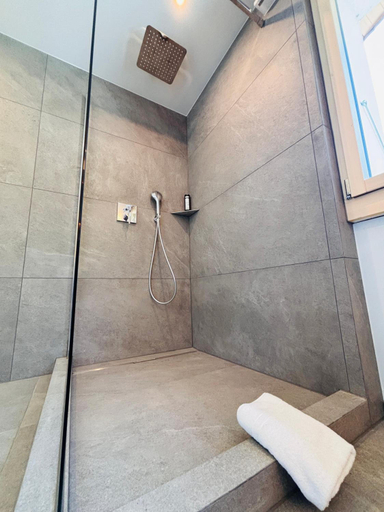 Bathroom 3, Typically Swiss Hotel Ermitage, Frutigen