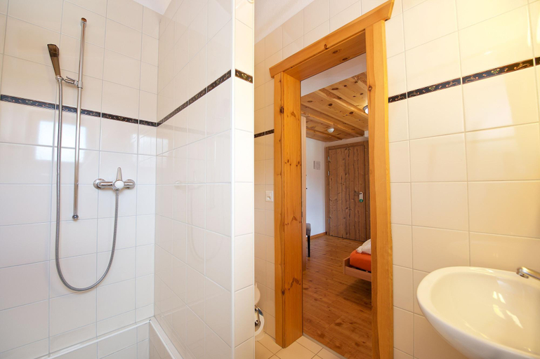 Bathroom 4, Hotel Bahnhof, Visp
