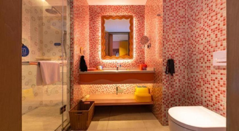 Bathroom 5, Dolphin Bay Hotel, Kunming