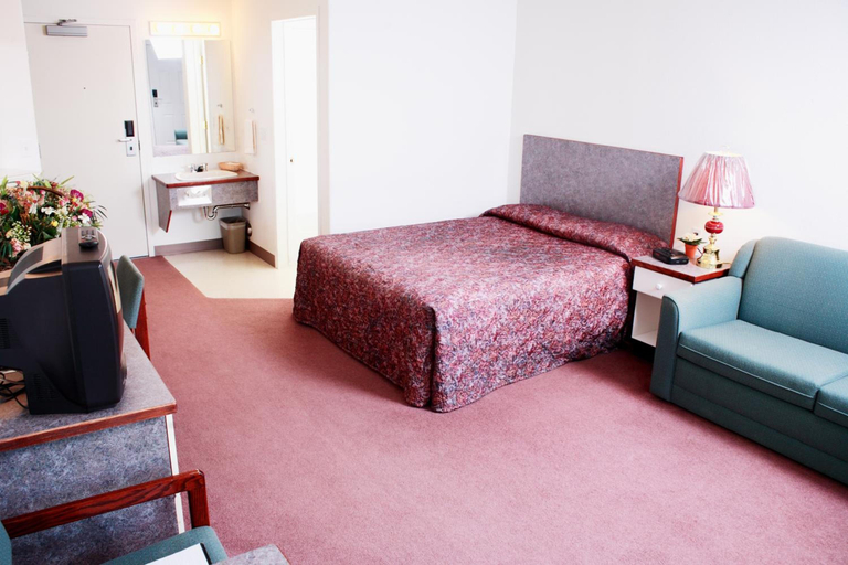 Bedroom 2, Country Club Inn, Division No. 8