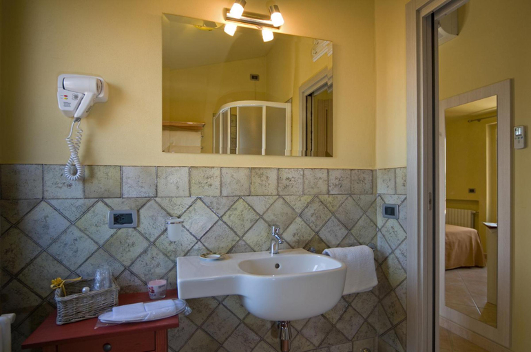 Bathroom 4, Albergo Africa, Pisa
