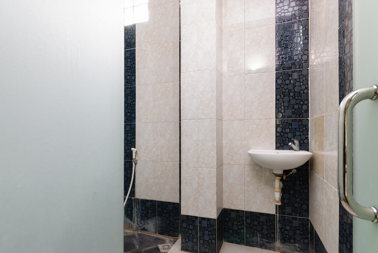 Bathroom 3, RedDoorz Plus @ Jalan Pemuda Jakarta, East Jakarta
