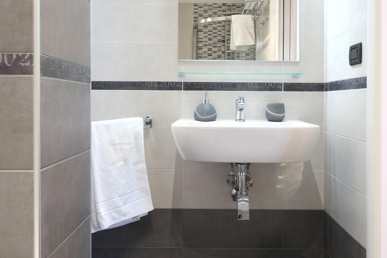 Bathroom 5, J24 B&B, Rome