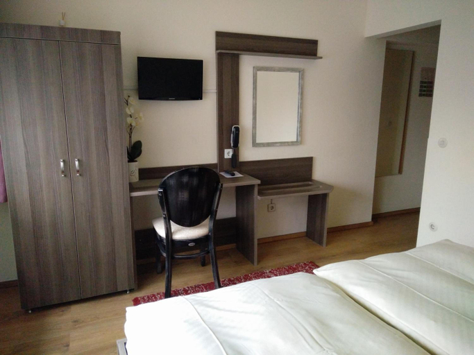 Bedroom 4, Hotel Alfa, Offenbach