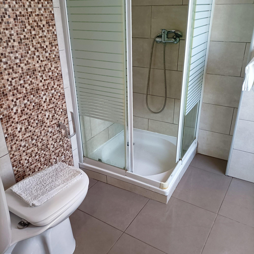 Room 2, Good Vibes Lagos Guest House, Lagos