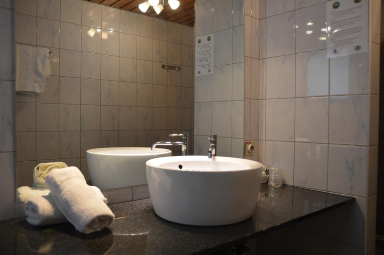 Bathroom 4, De Basiliek, Antwerpen